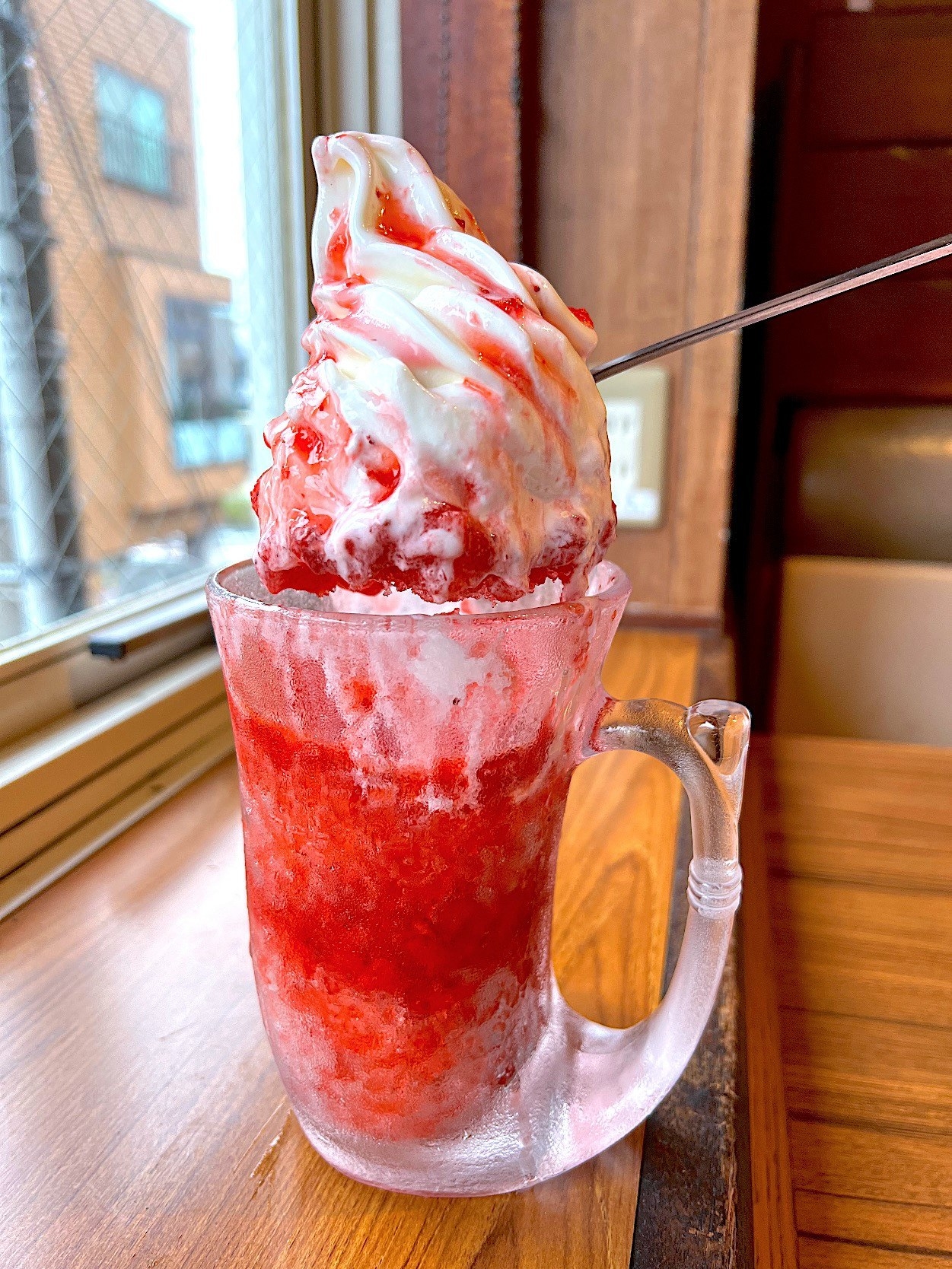 びっくりドンキーのオススメのスイーツ「びっくりイチゴ雪氷」