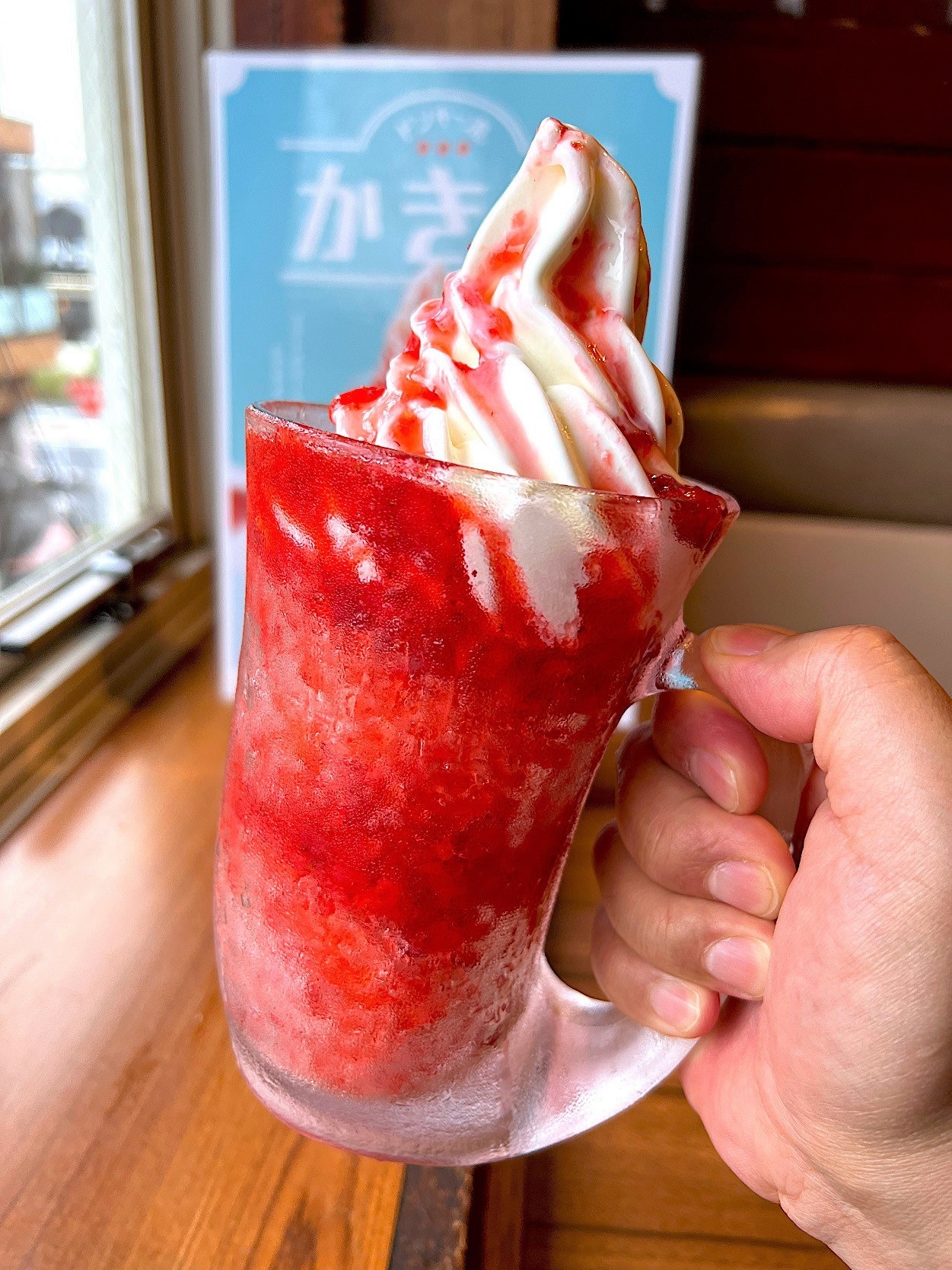 びっくりドンキーのオススメのスイーツ「びっくりイチゴ雪氷」