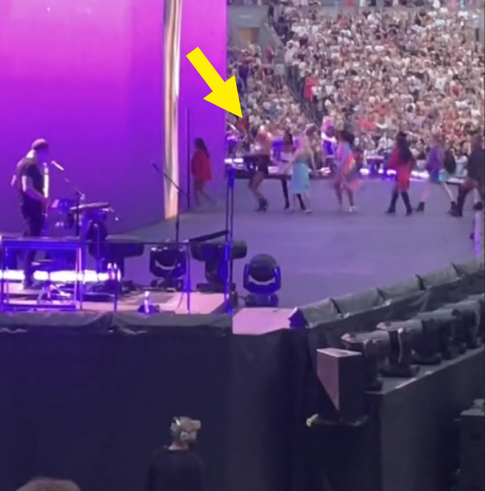 arrow pointing to taylor in front of her dancers