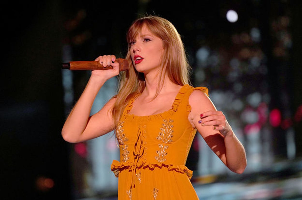That time an unknown, teenage Swift performed at Yahoo