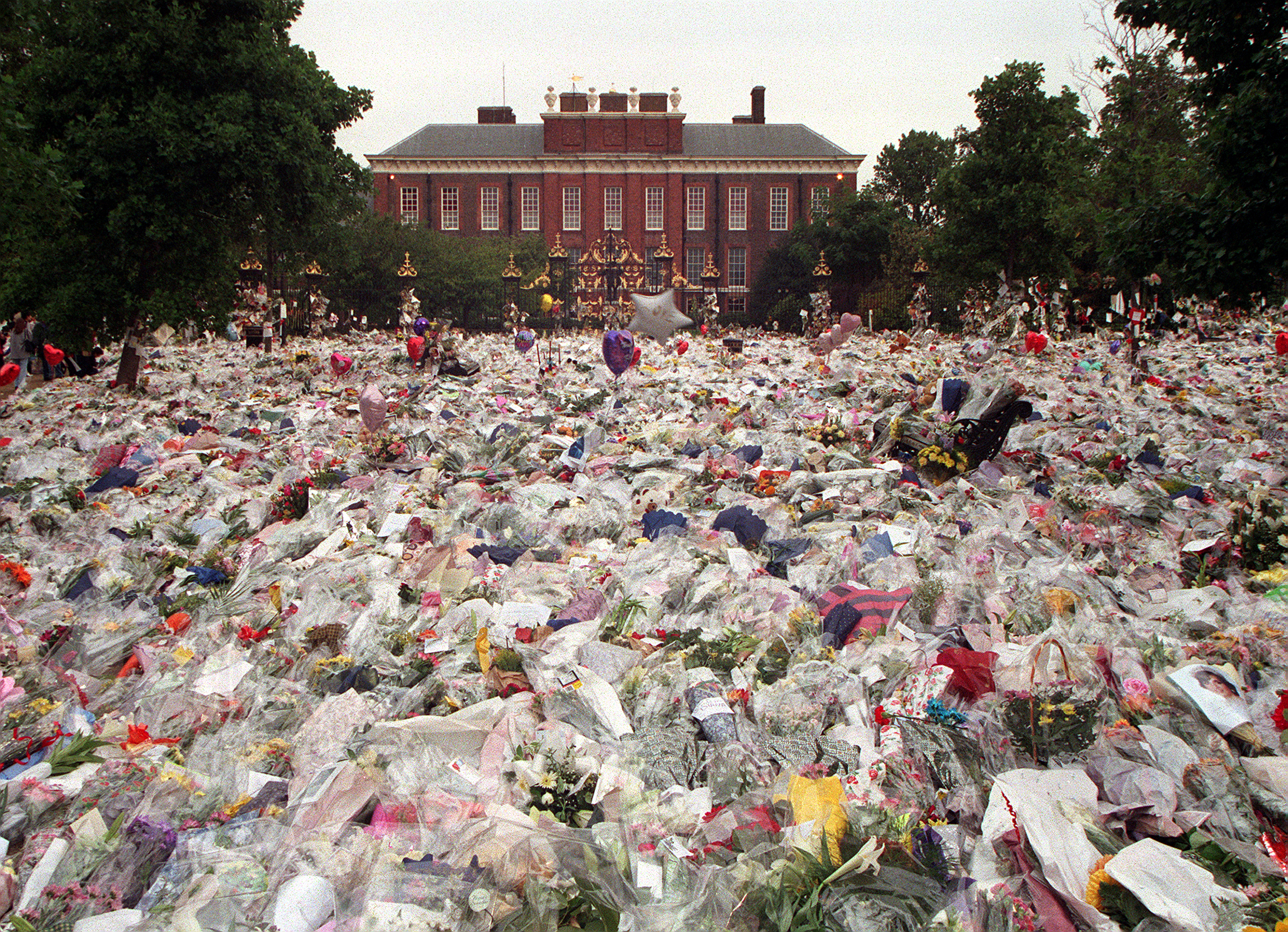 bouquets outside of kensington palace after the death of princess diana