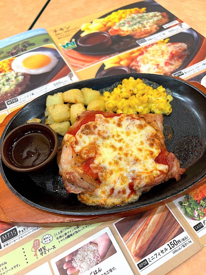 サイゼリヤのおすすめフード「柔らかチキンのチーズ焼き」