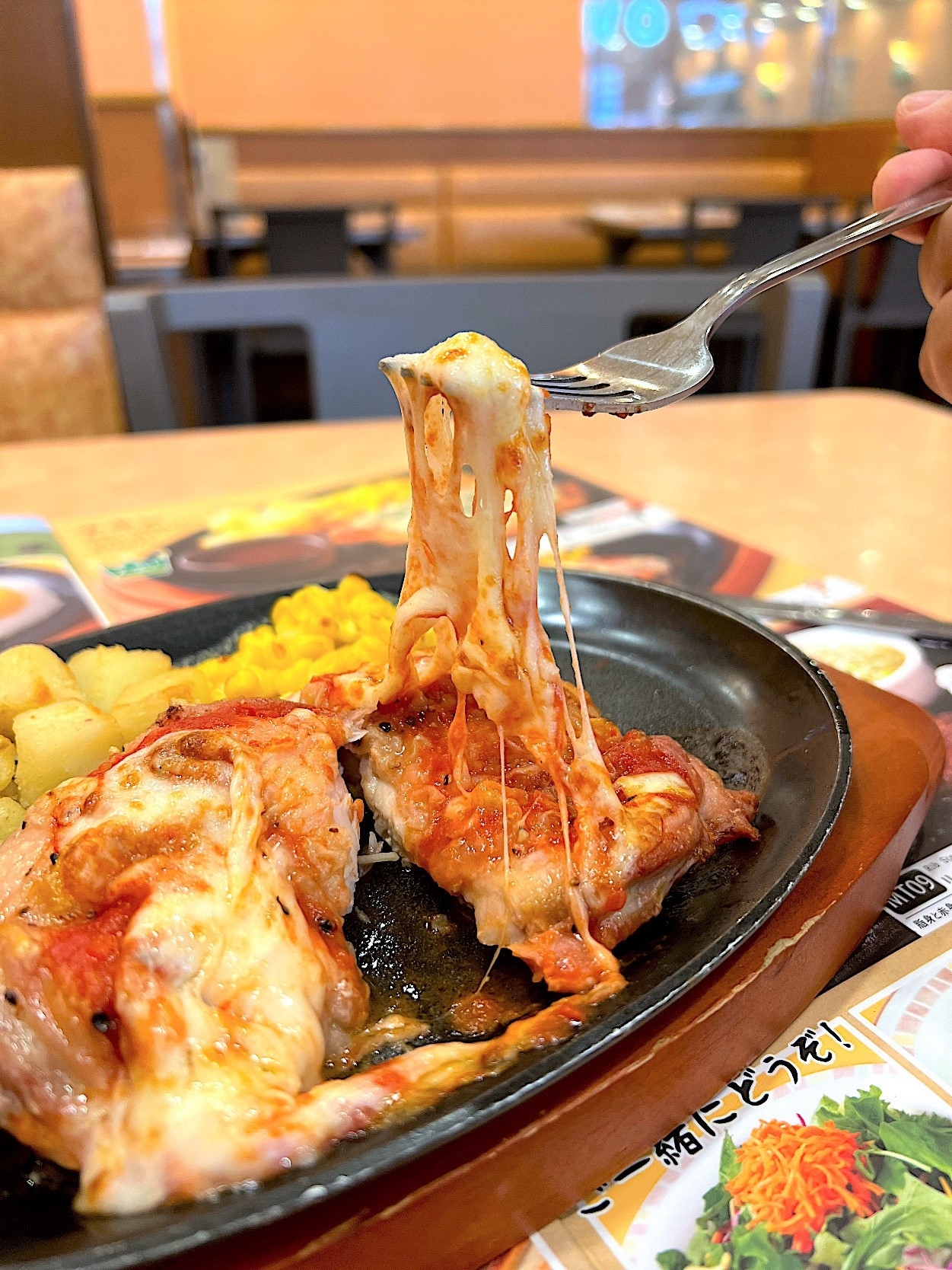 サイゼリヤのおすすめフード「柔らかチキンのチーズ焼き」