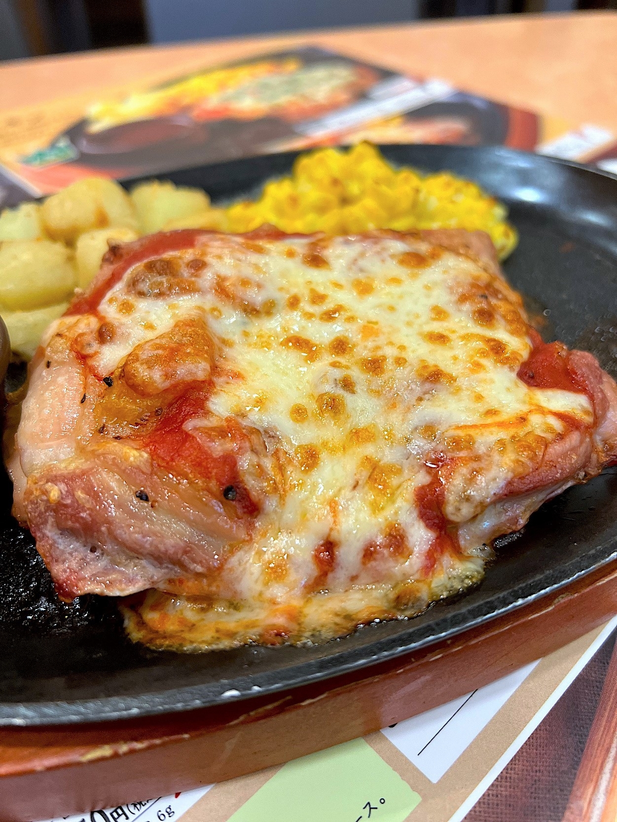 サイゼリヤのおすすめフード「柔らかチキンのチーズ焼き」