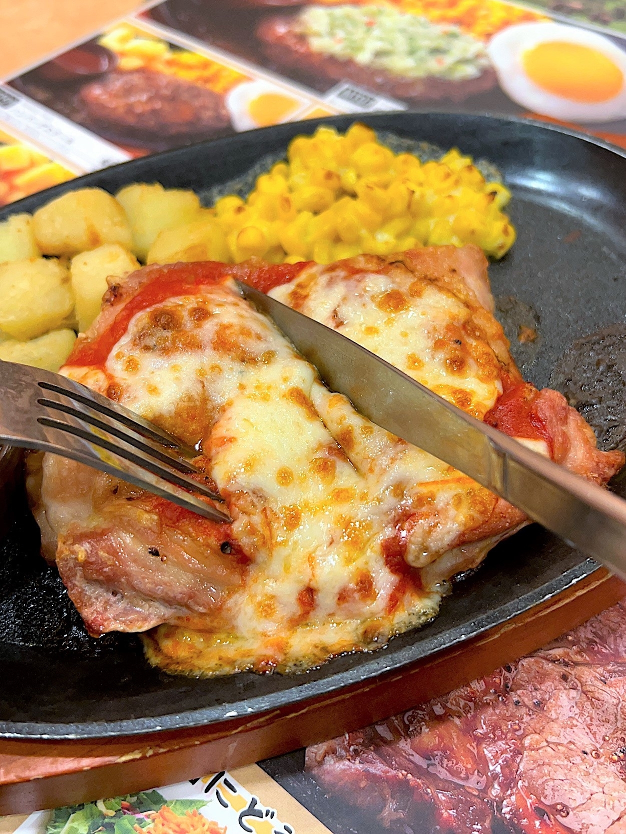 サイゼリヤのおすすめフード「柔らかチキンのチーズ焼き」