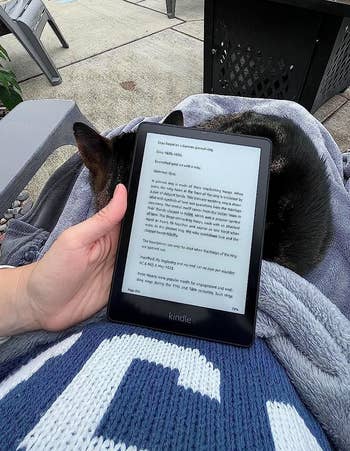 reviewer reading kindle outside