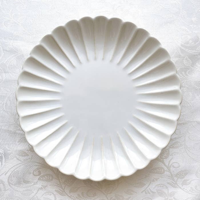 ダイソーのオススメのお皿「プレート（菊、約19.5cm、ホワイト）」