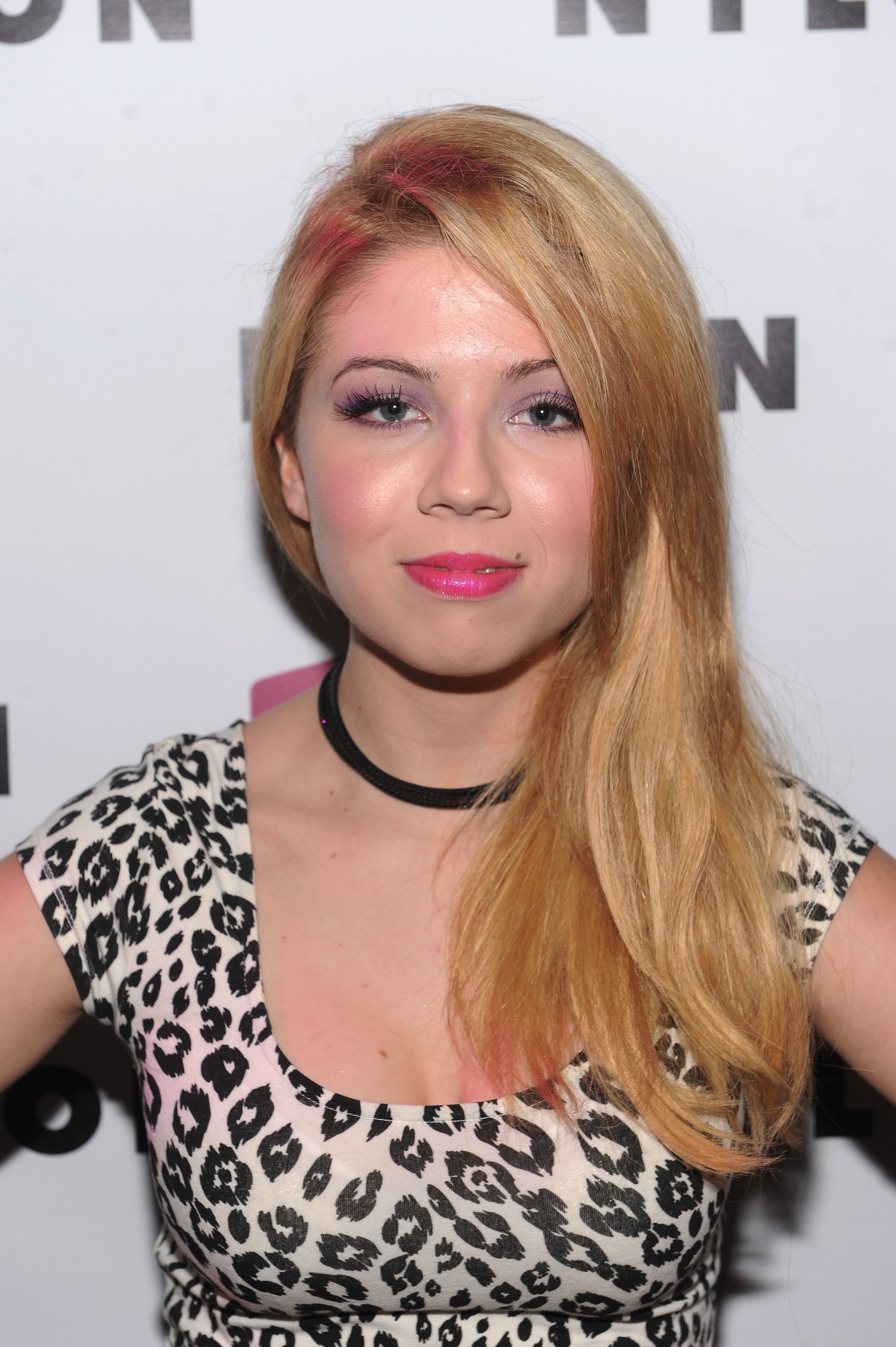 Jennette McCurdy Claims Abusive Mom Forced Her To Shower With Her Teenage  Brother When She Was 11 - Perez Hilton