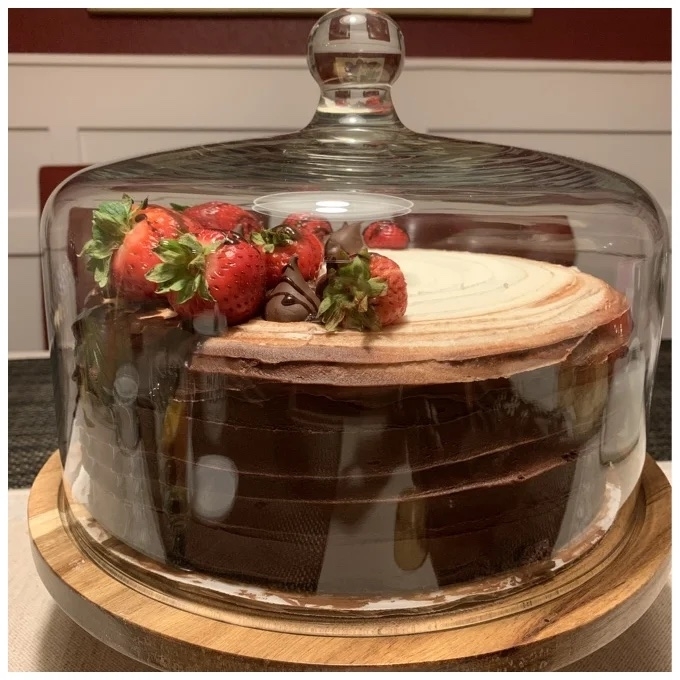Reviewer image of the cake stand with a chocolate cake inside it