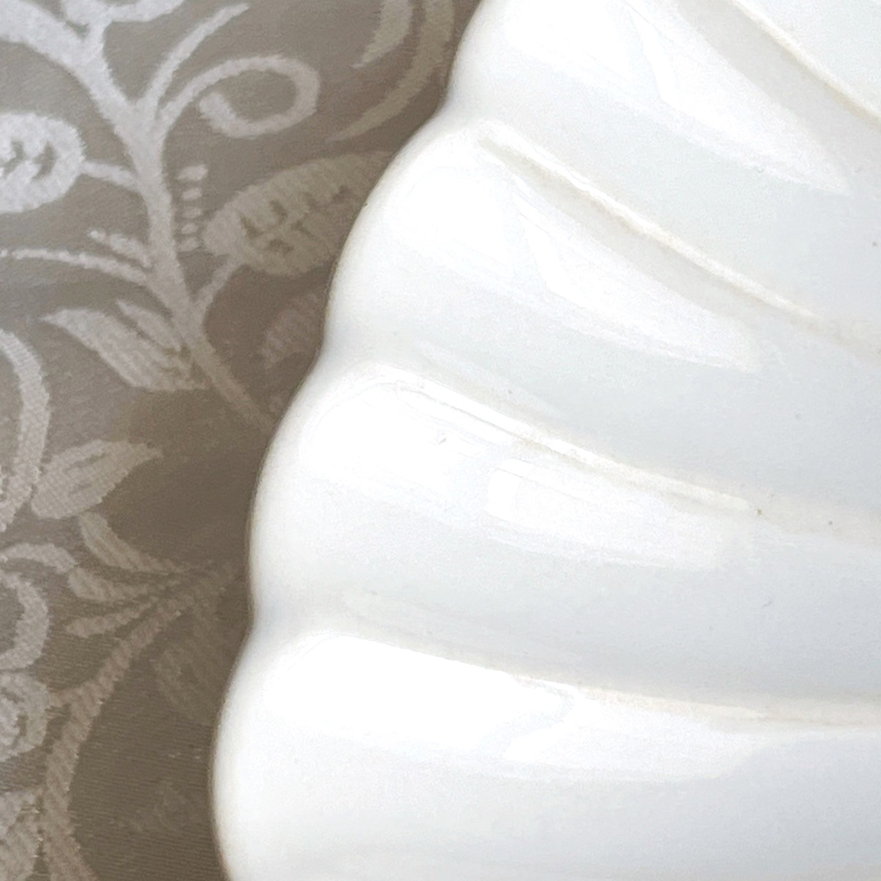 ダイソーのオススメのお皿「プレート(菊、約19.5cm、ホワイト)」