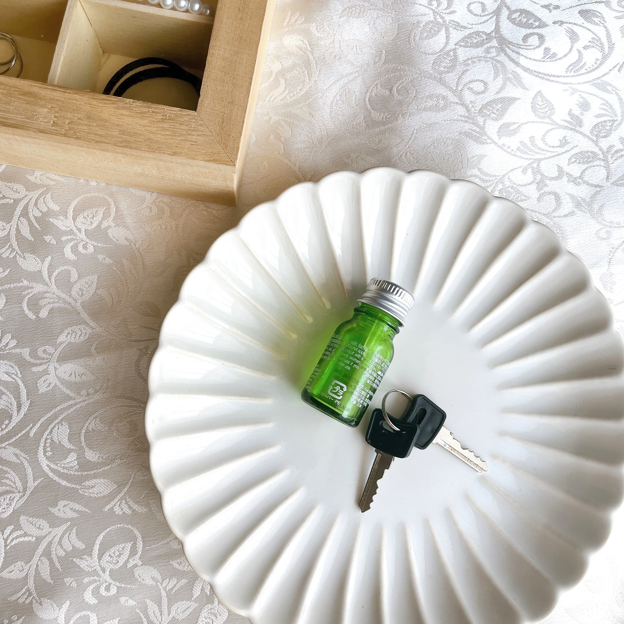 ダイソーのオススメのお皿「プレート(菊、約19.5cm、ホワイト)」