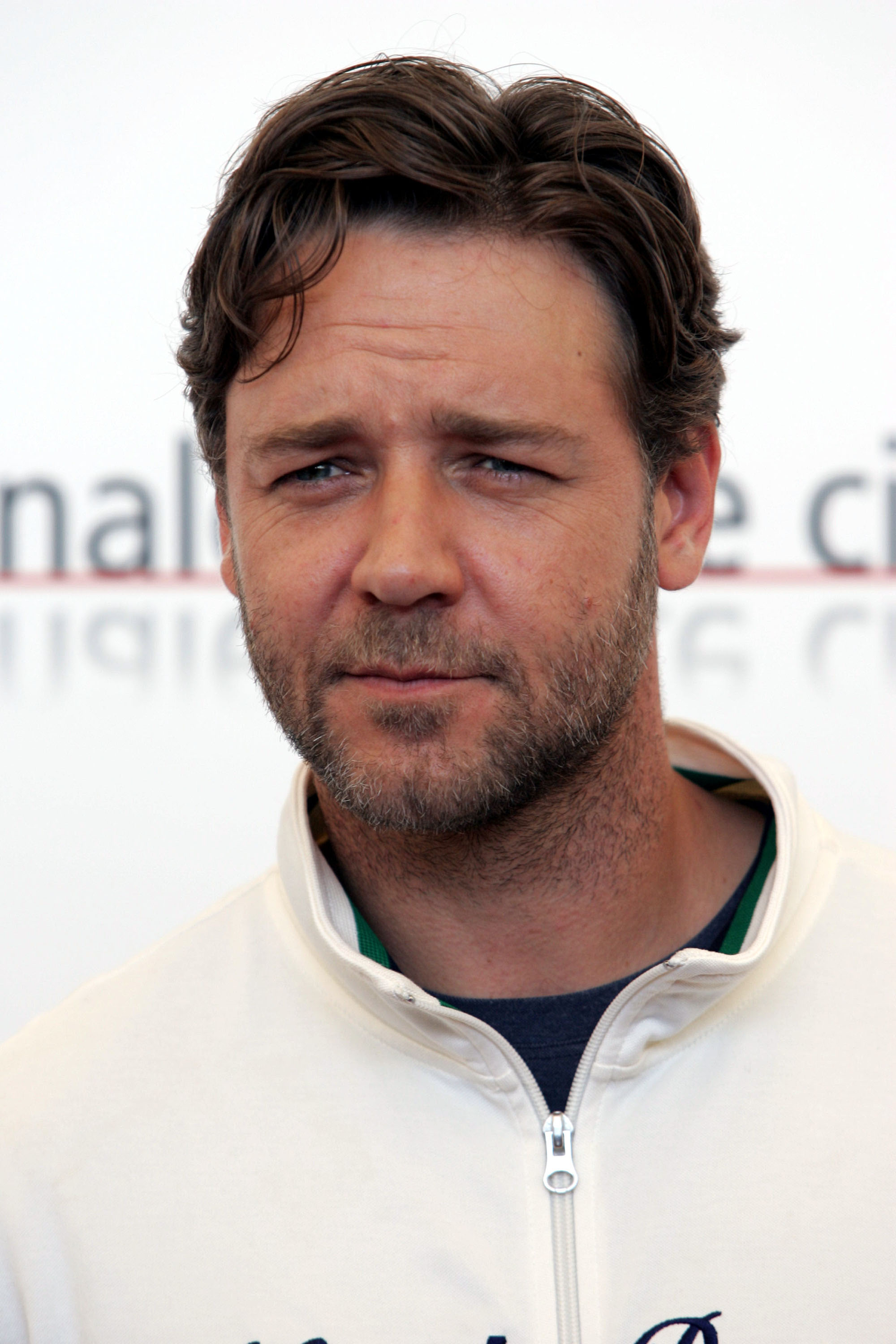 Russell Crowe posing at a film press event