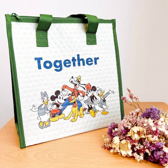 Can★Do(キャンドゥ)のおすすめの保冷バッグ「ディズニー/不織布保冷バッグ ミッキー&フレンズA」