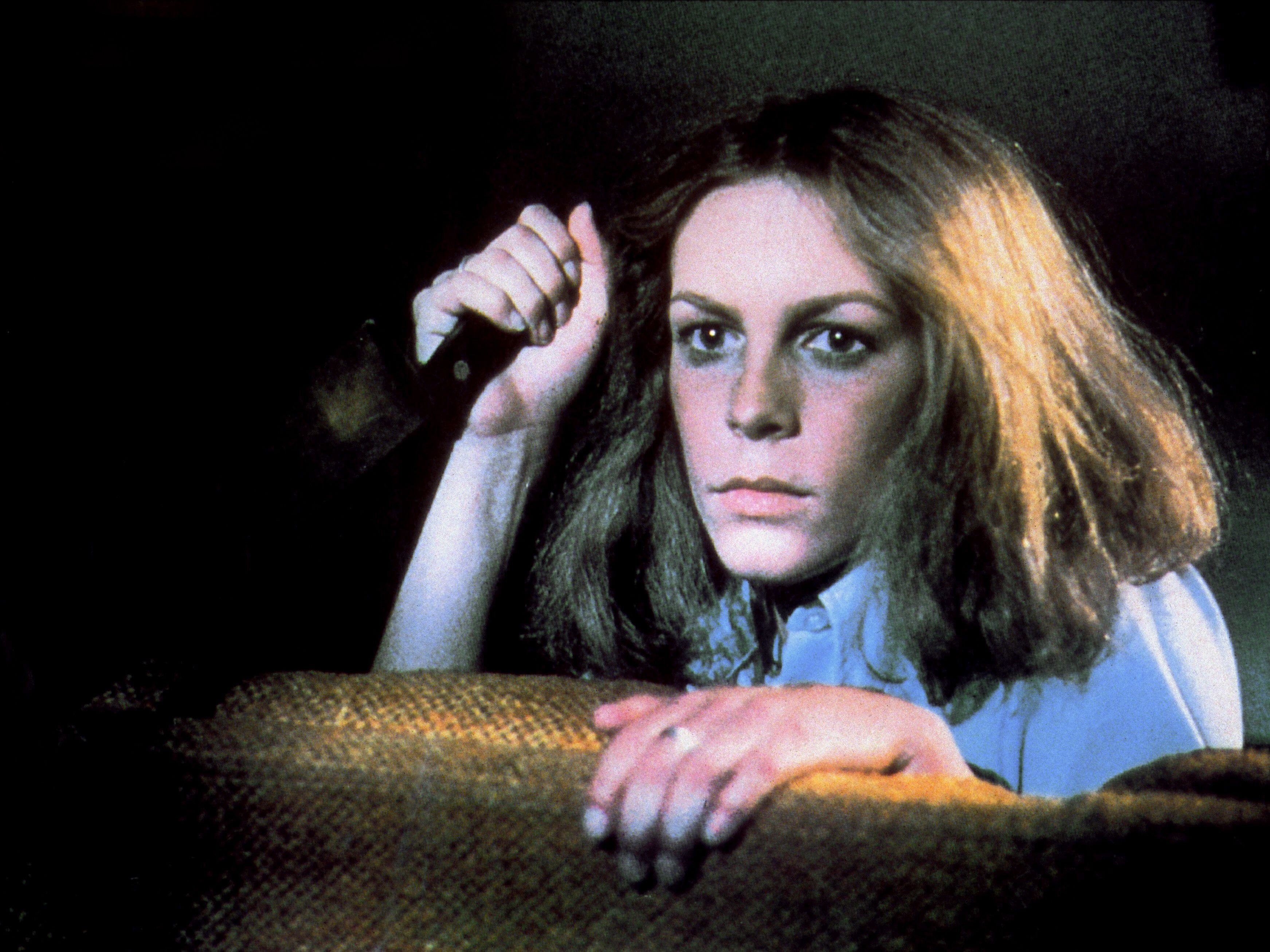 Jamie Lee Curtis holding a knife in Halloween