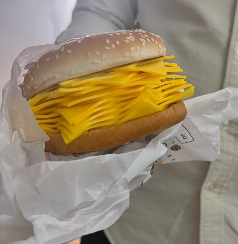 夫がわけ分からんチーズバーガー買ってきたｗｗ」タイのバーガーキングが発売した「リアルチーズバーガー」の衝撃ビジュアルが話題に