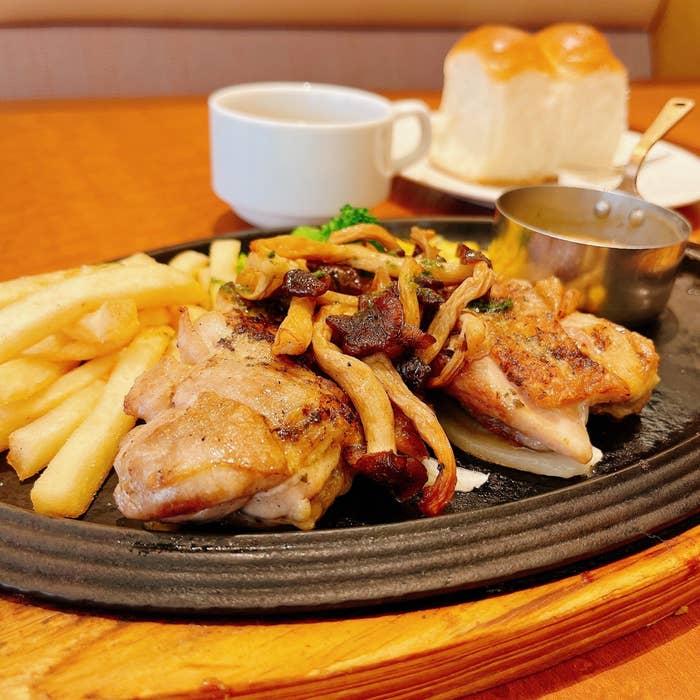 RoyalHost（ロイヤルホスト）のおすすめランチ「チキングリルポルチーニクリームソースランチ（スープ・ライス付）」