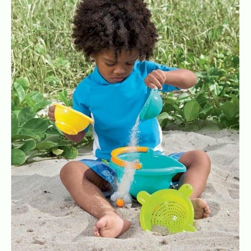 kid with sand toys