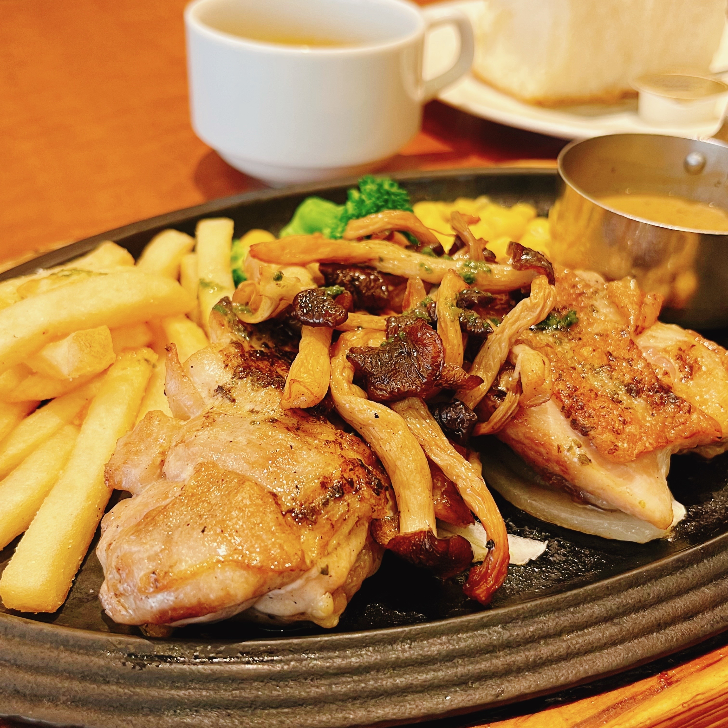 RoyalHost（ロイヤルホスト）のおすすめランチ「チキングリルポルチーニクリームソースランチ（スープ・ライス付）」