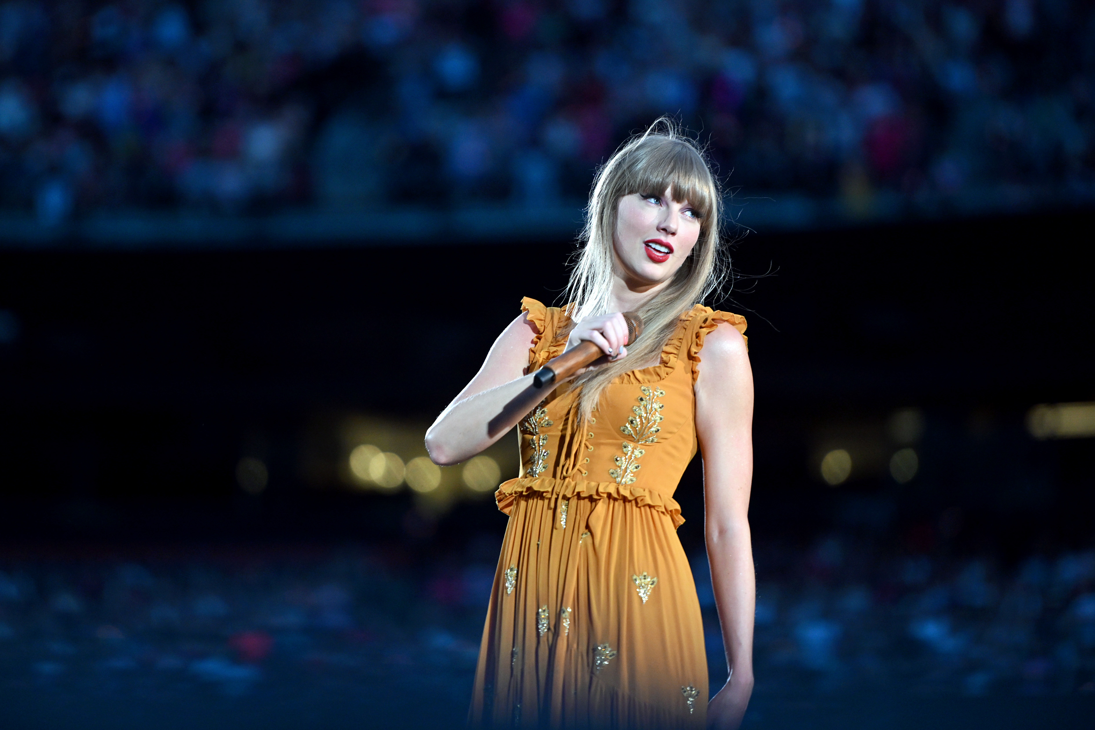 Тейлор свифт концерты 2024. Taylor Swift eras Tour. Критика Тейлор Свифт. Taylor Swift singing. Taylor Swift eras Tour Rain.