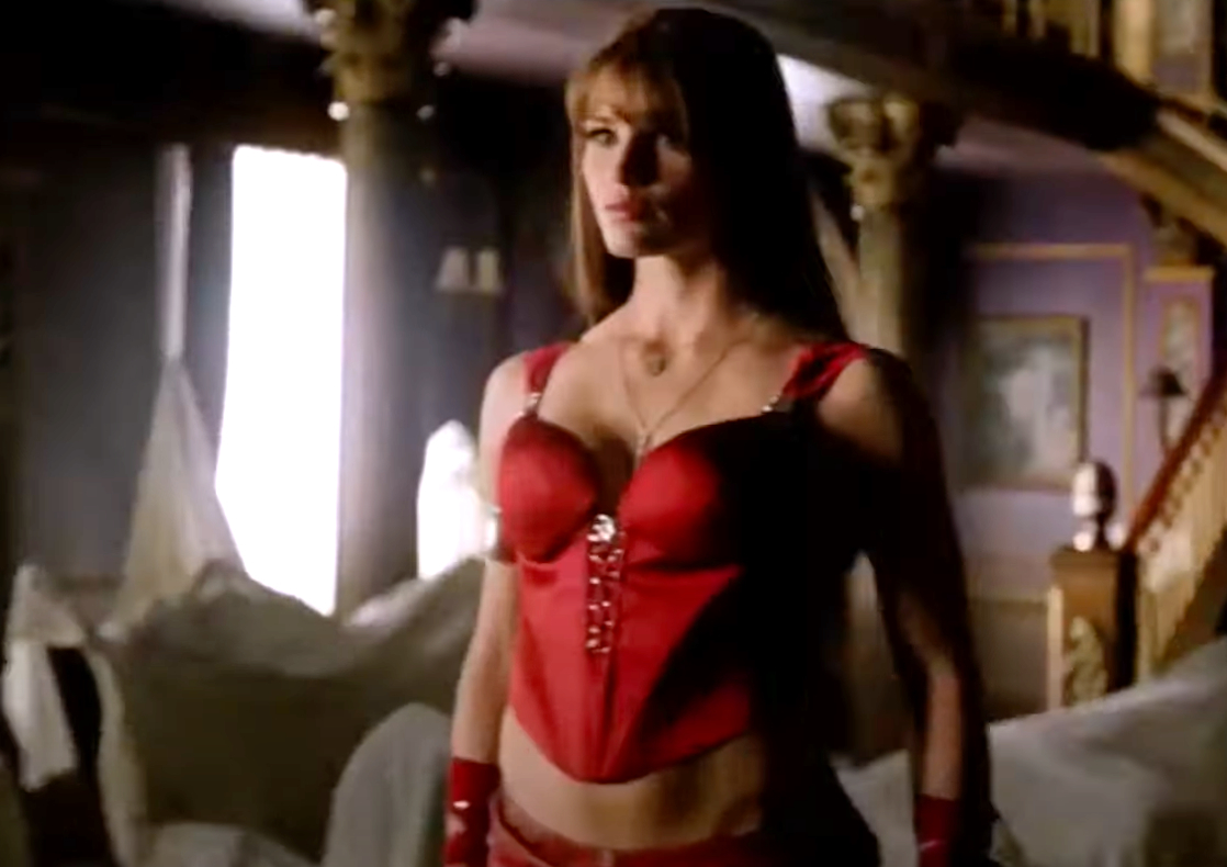Jennifer Garner stood looking defiant in Elektra