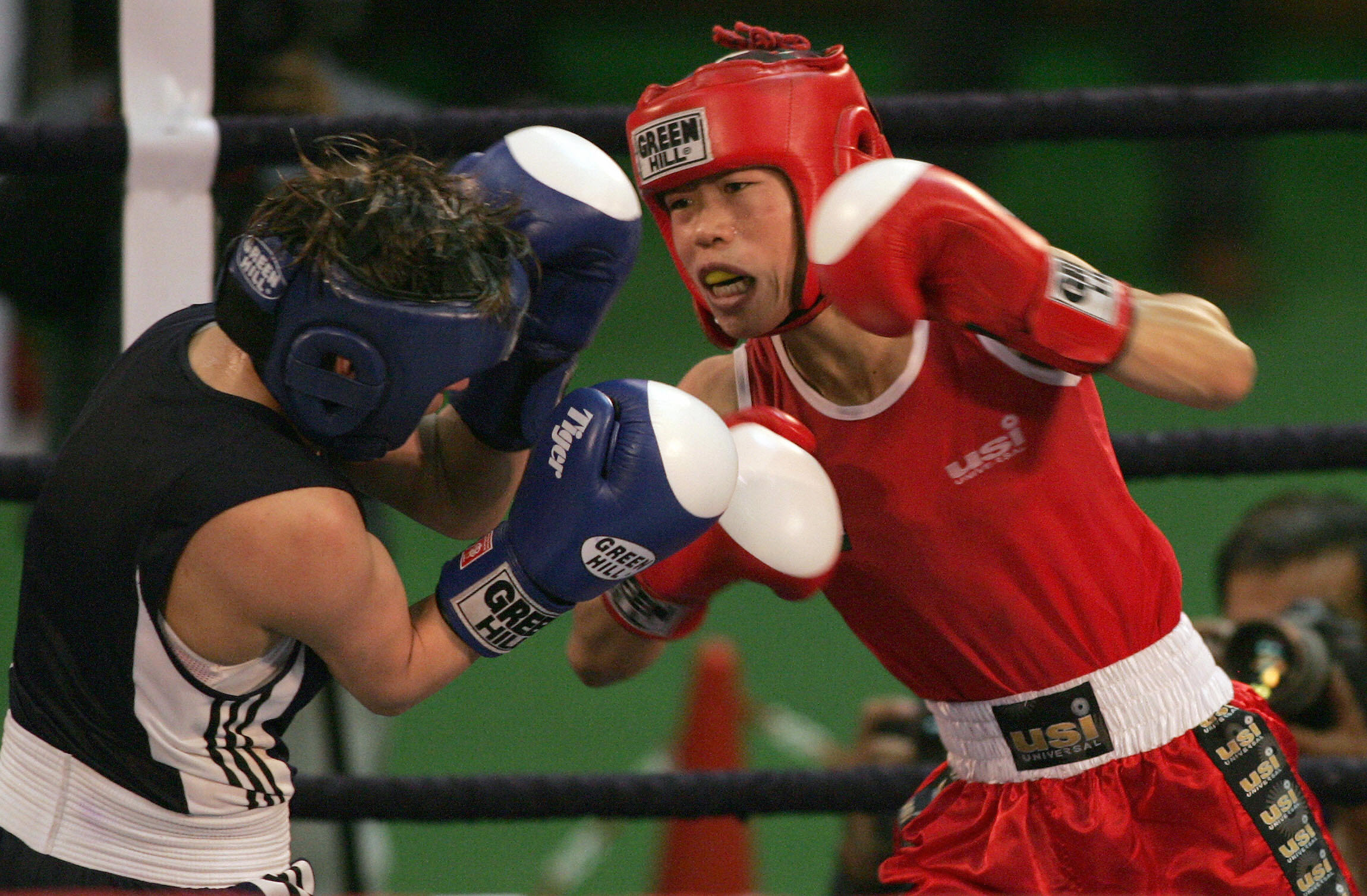 Mary Kom fighting