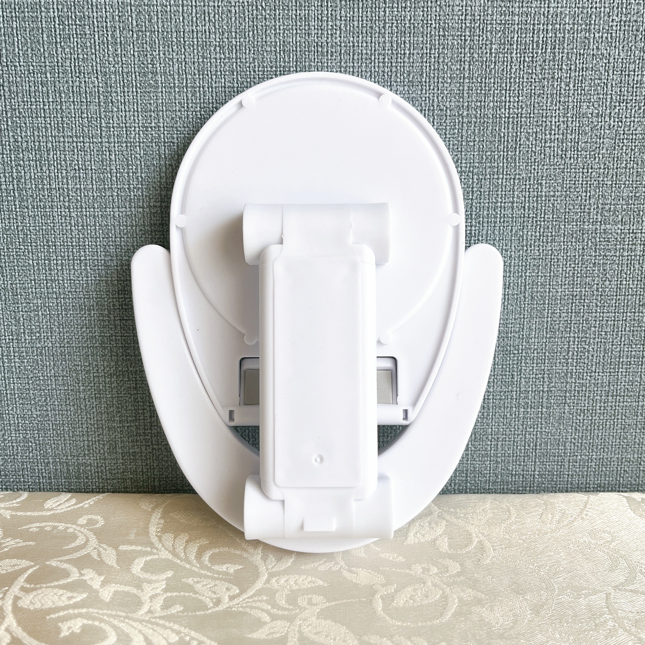 ダイソーのオススメのグッズ「スマホスタンド(ミラー付)」