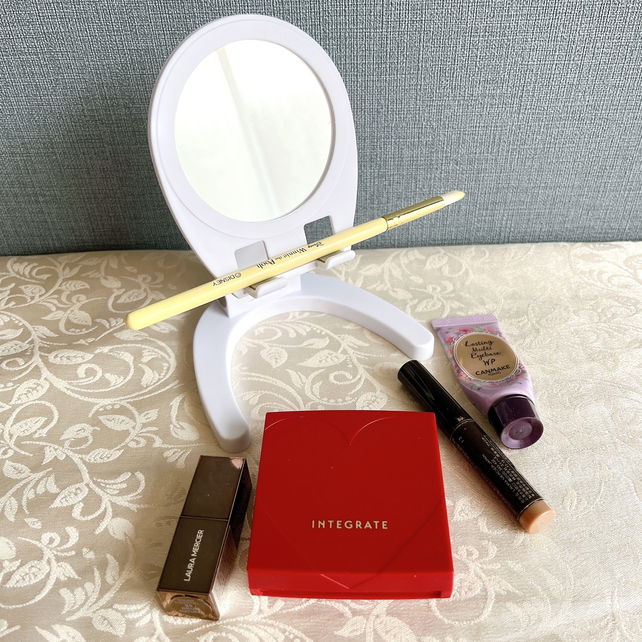 ダイソーのオススメのグッズ「スマホスタンド(ミラー付)」