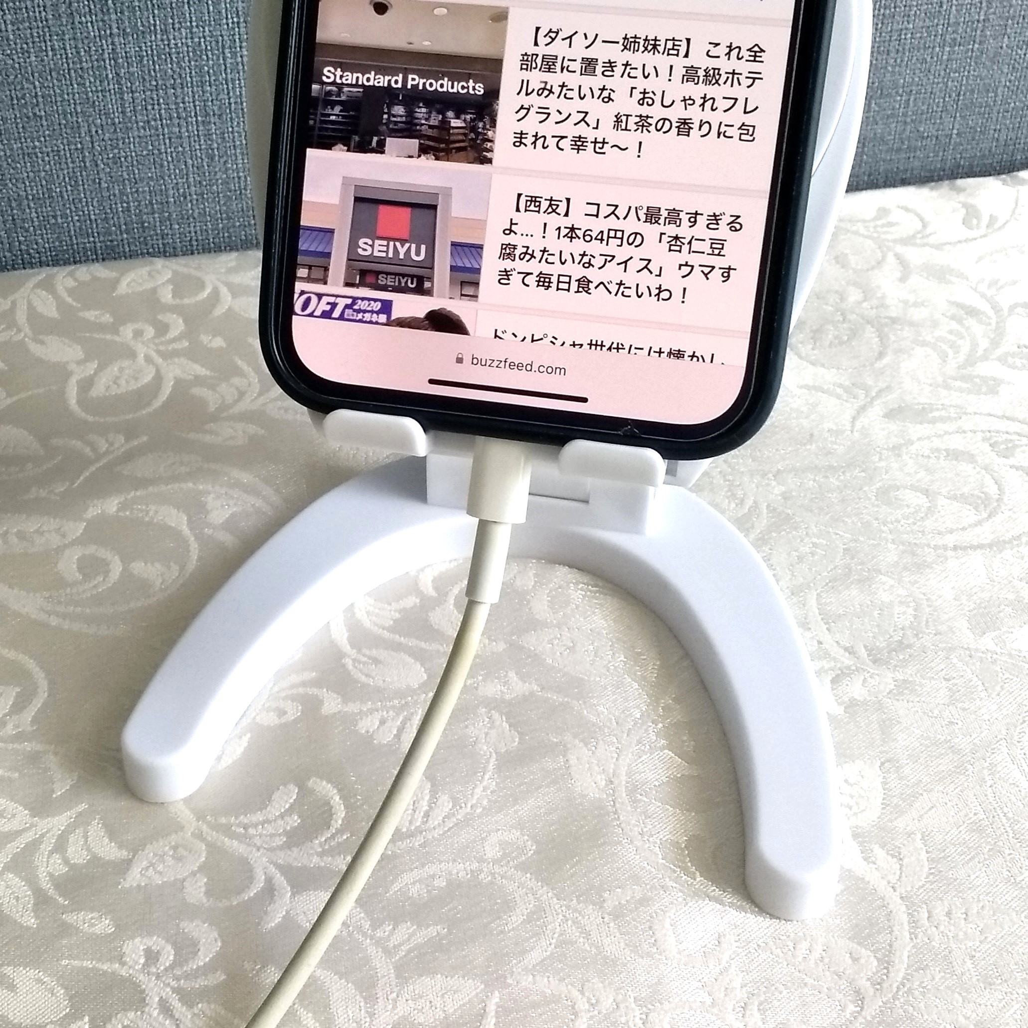 ダイソーのオススメのグッズ「スマホスタンド(ミラー付)」