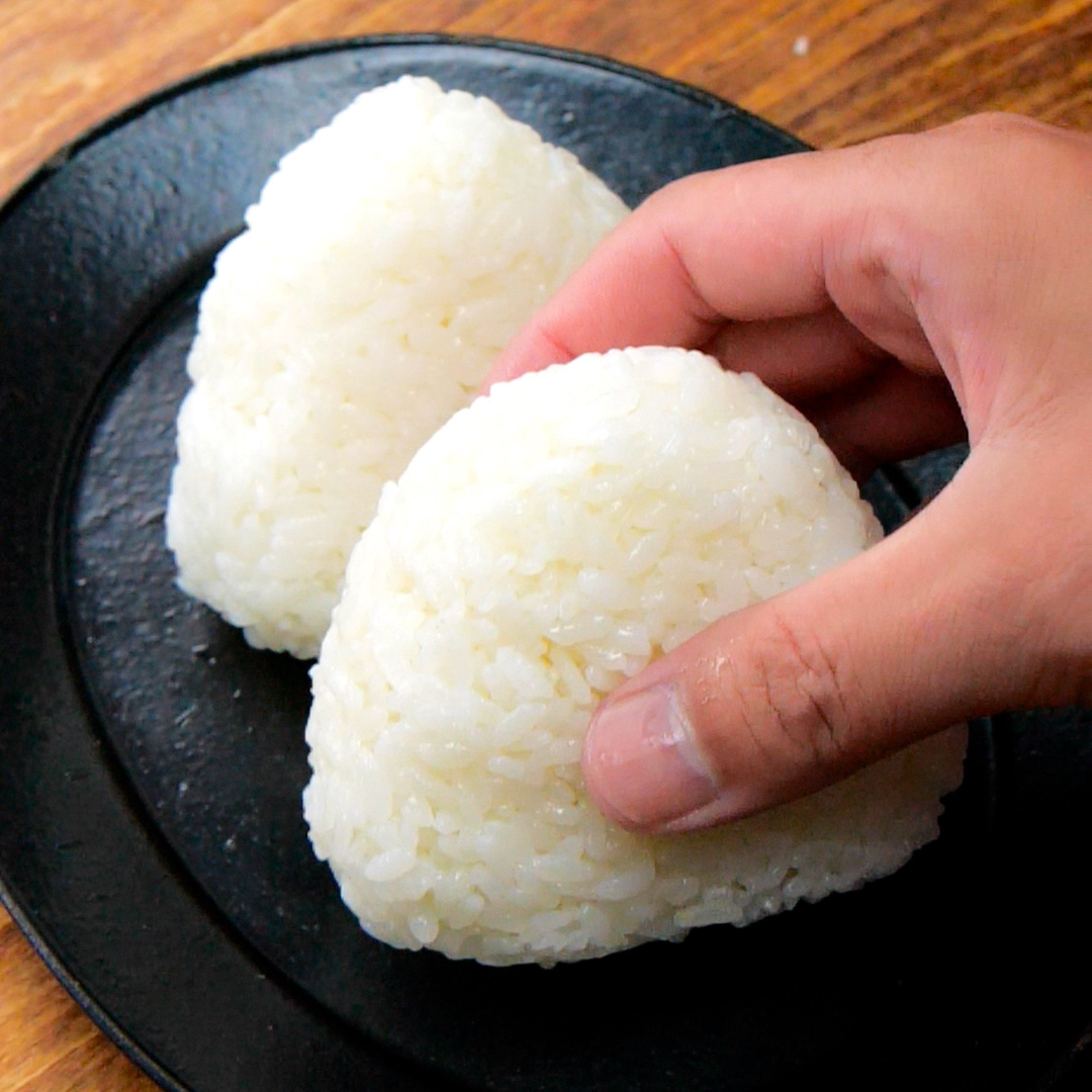 簡単！冷めても美味しいおにぎり　レシピ・作り方｜Tasty