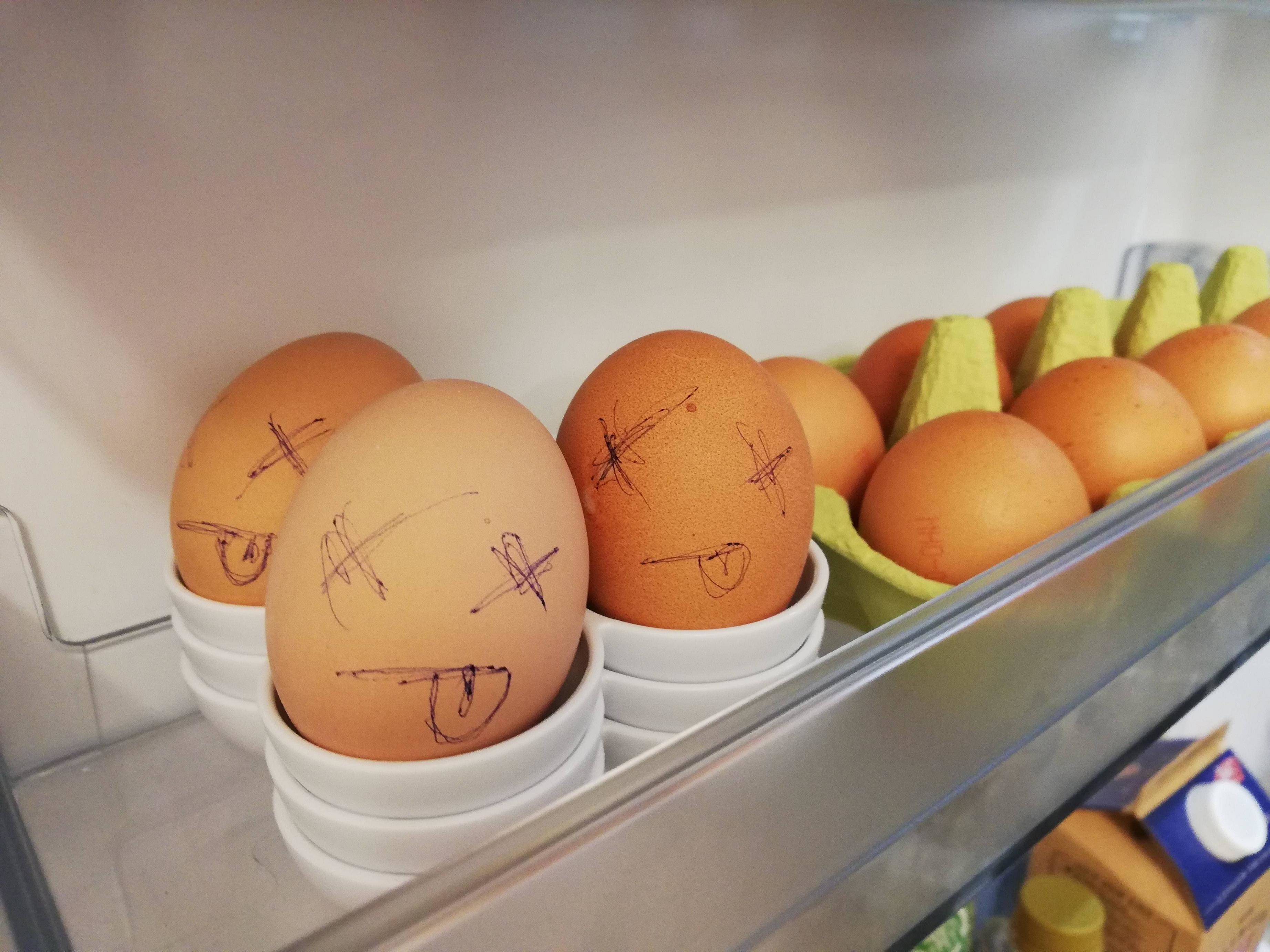 Drawing on eggs