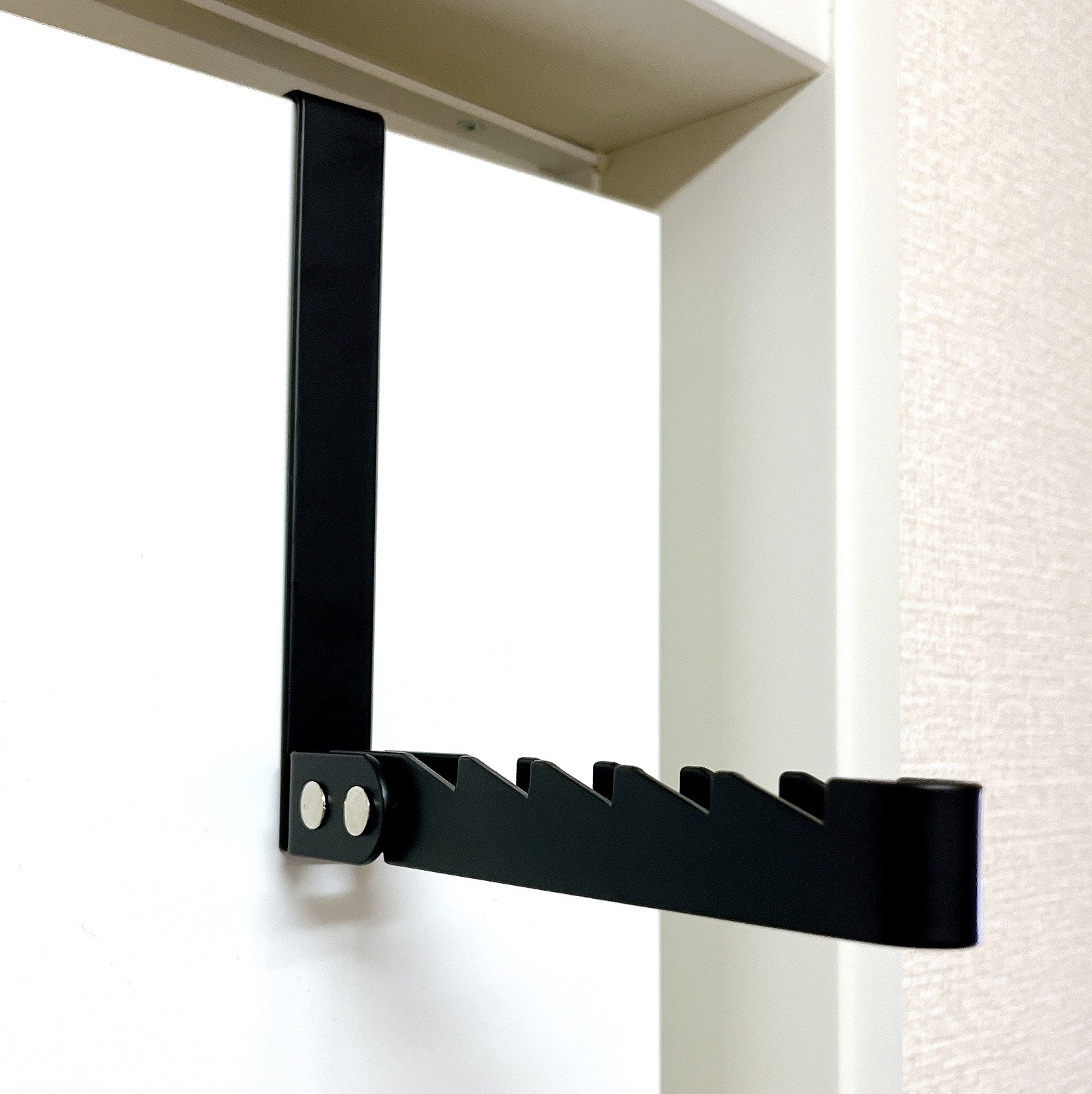 ダイソーのオススメのグッズ「折り畳み式ドアフック（ハンガー掛け）」