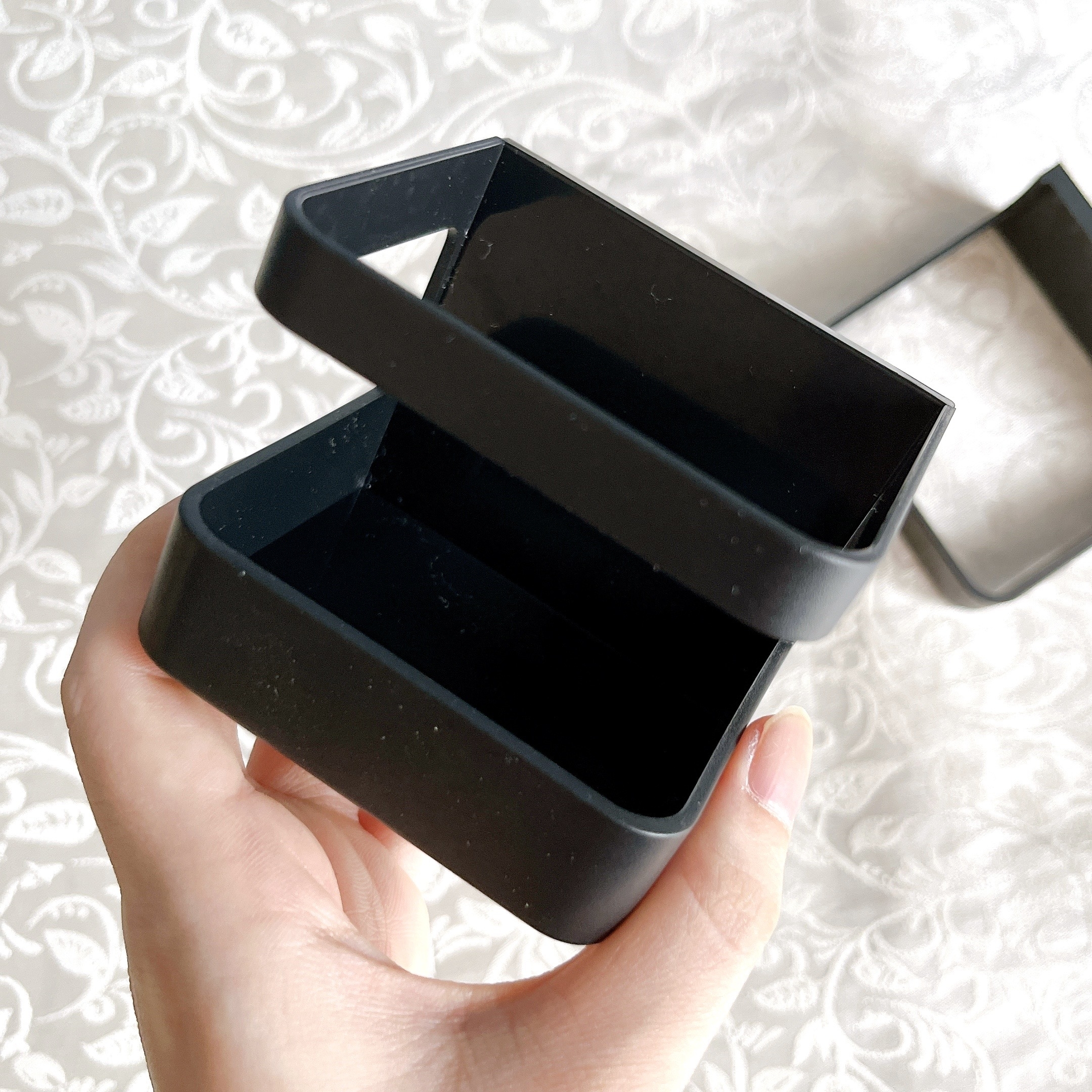 ダイソーのオススメのグッズ「傘たて（マグネットタイプ、黒）」