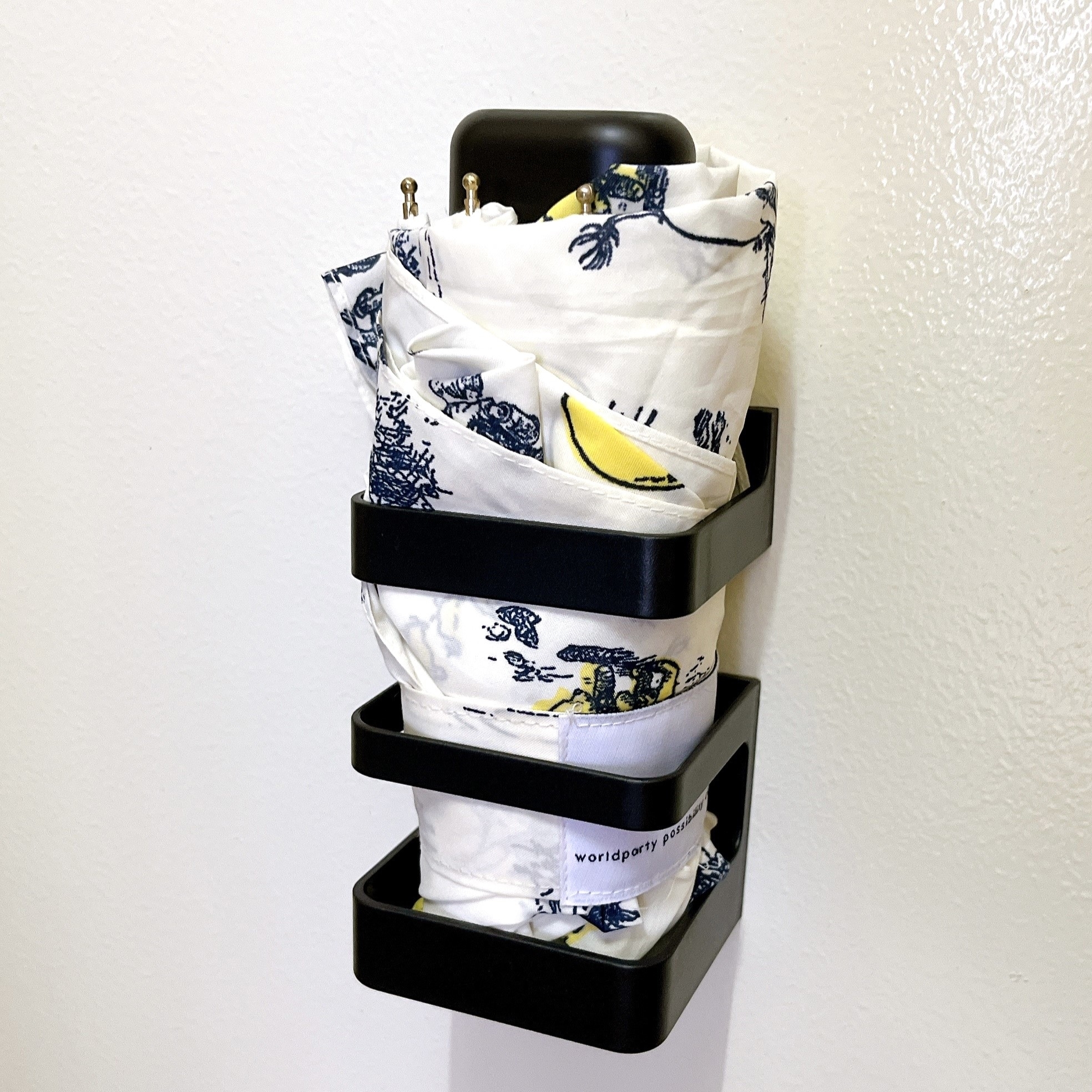 ダイソーのオススメのグッズ「傘たて（マグネットタイプ、黒）」