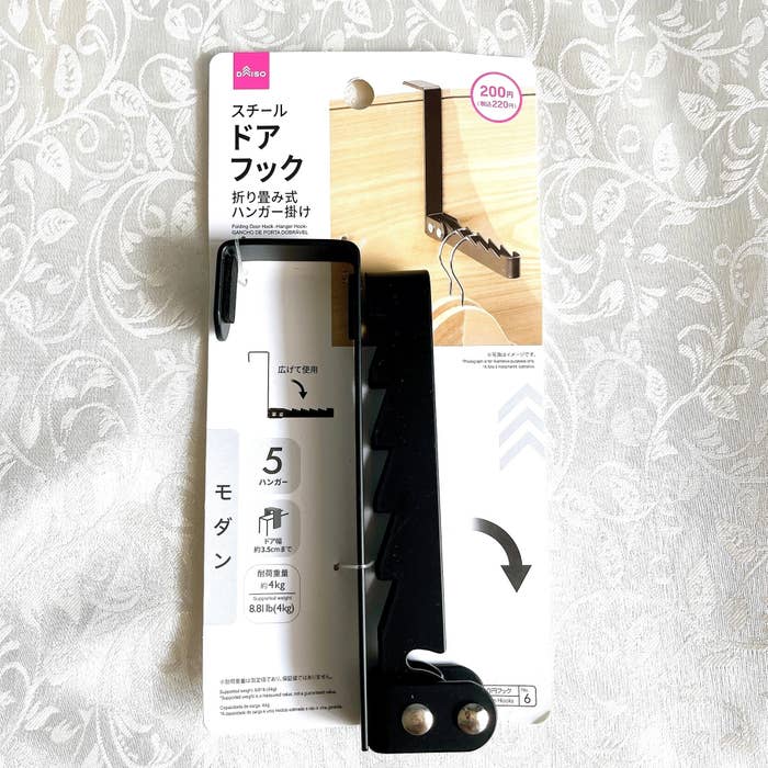 ダイソーのオススメのグッズ「折り畳み式ドアフック(ハンガー掛け)」