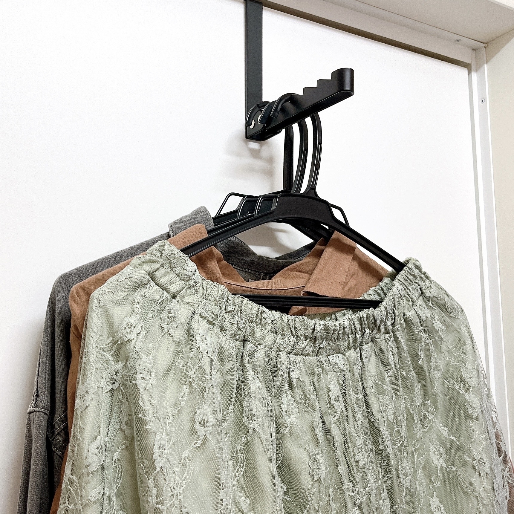 ダイソーのオススメのグッズ「折り畳み式ドアフック（ハンガー掛け）」