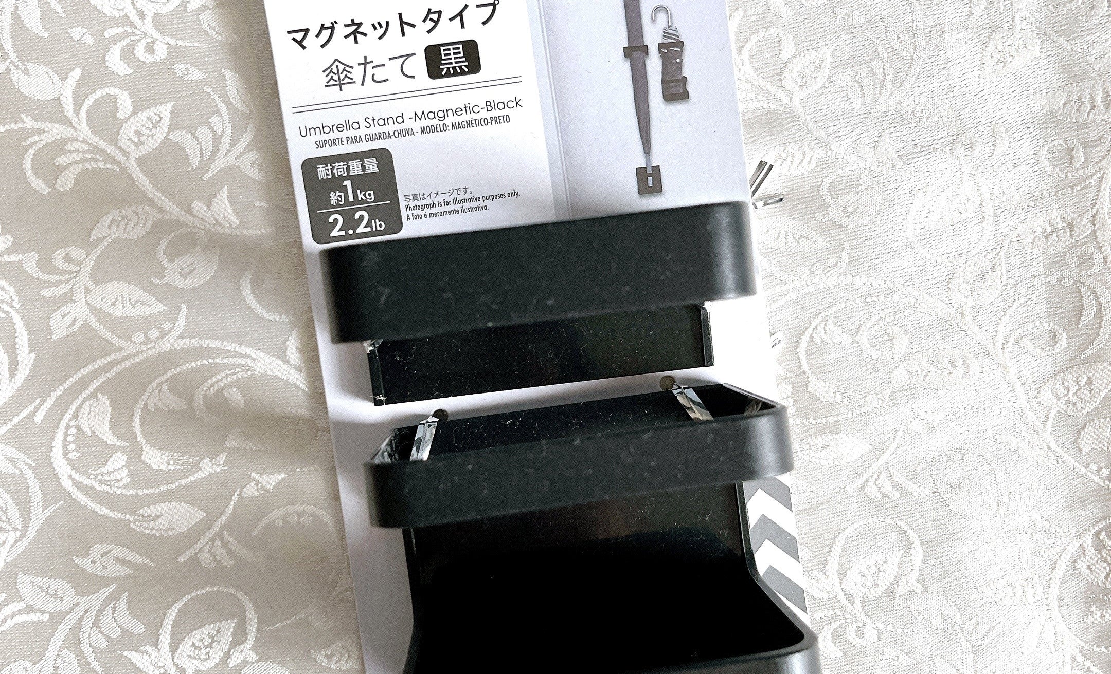 ダイソーのオススメのグッズ「傘たて（マグネットタイプ、黒）」