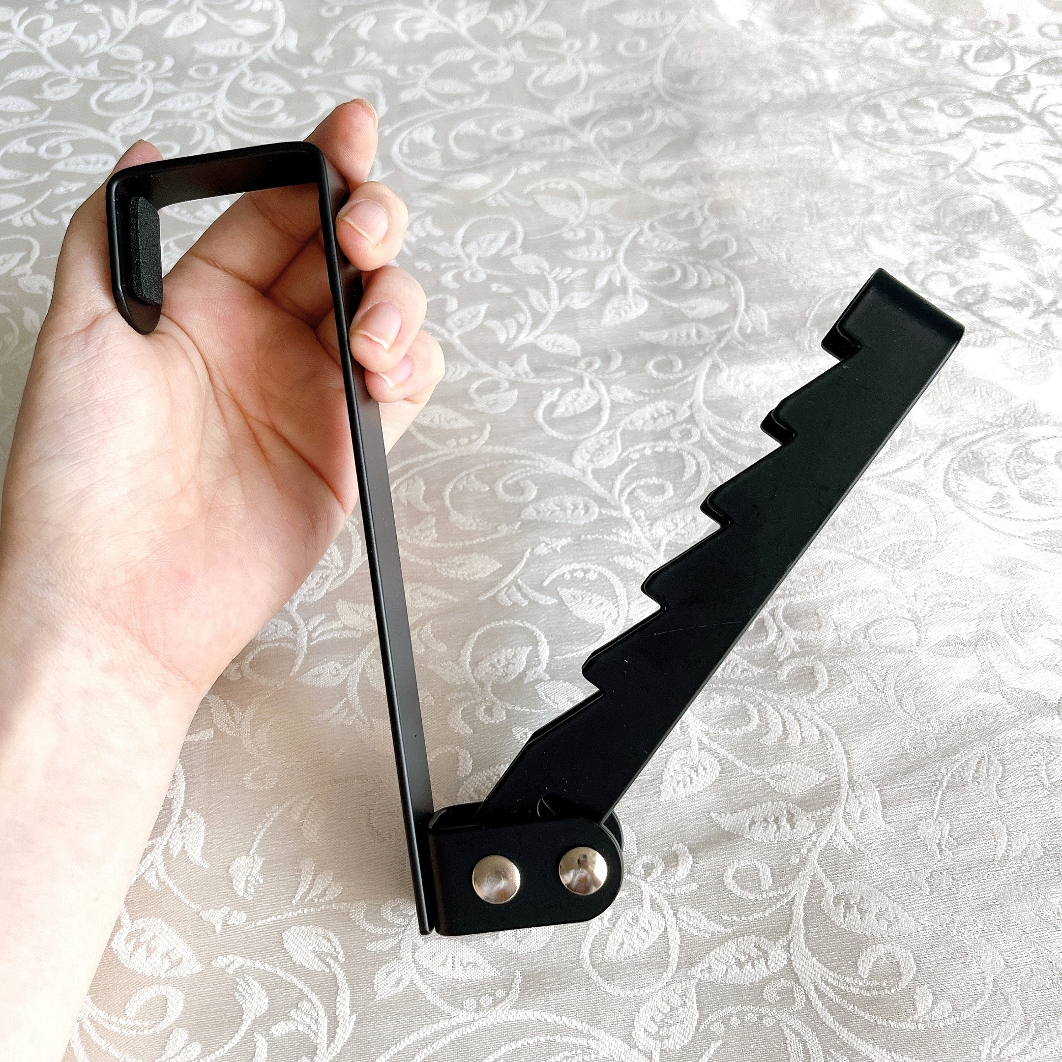 ダイソーのオススメのグッズ「折り畳み式ドアフック(ハンガー掛け)」