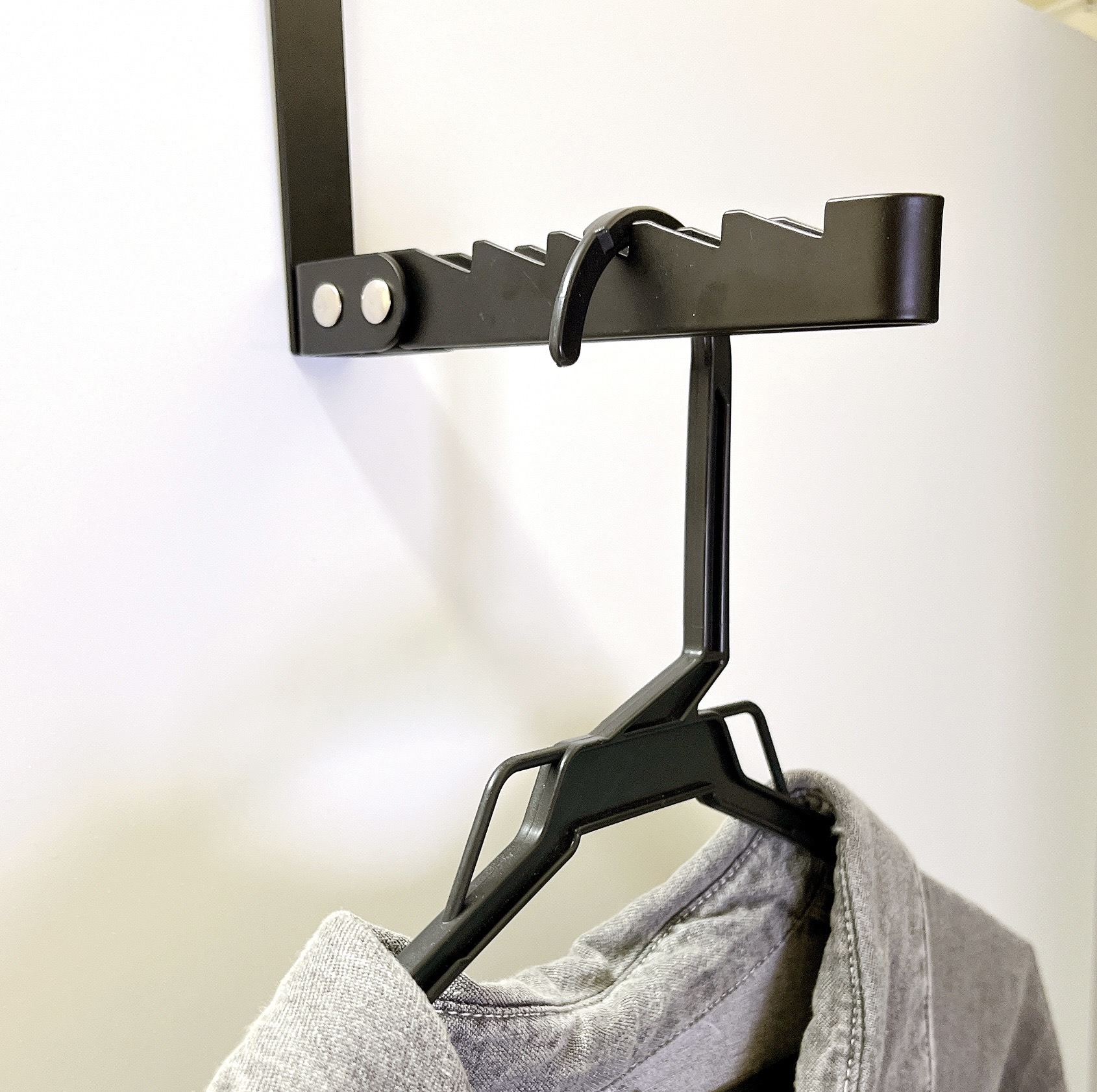 ダイソーのオススメのグッズ「折り畳み式ドアフック(ハンガー掛け)」