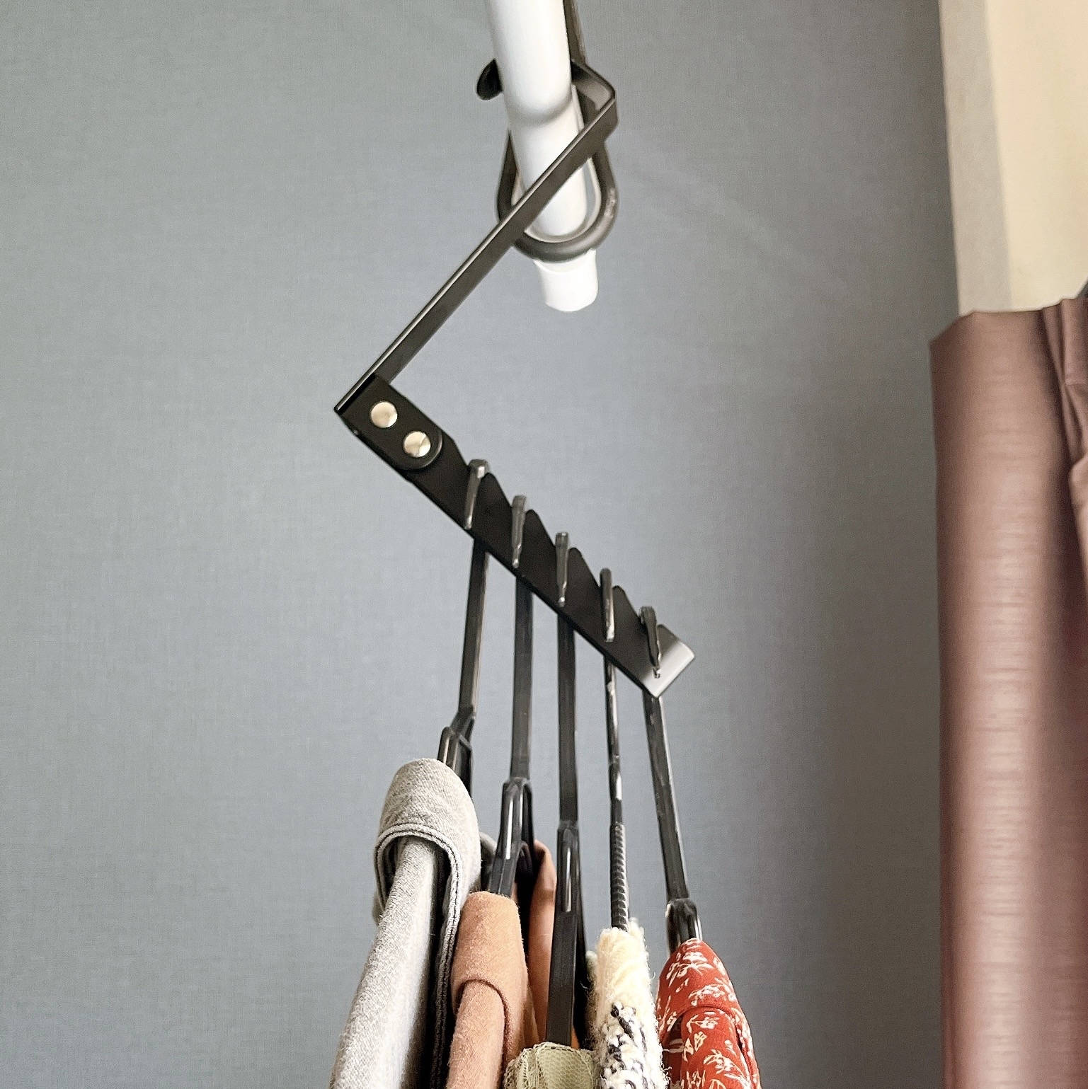 ダイソーのオススメのグッズ「折り畳み式ドアフック(ハンガー掛け)」