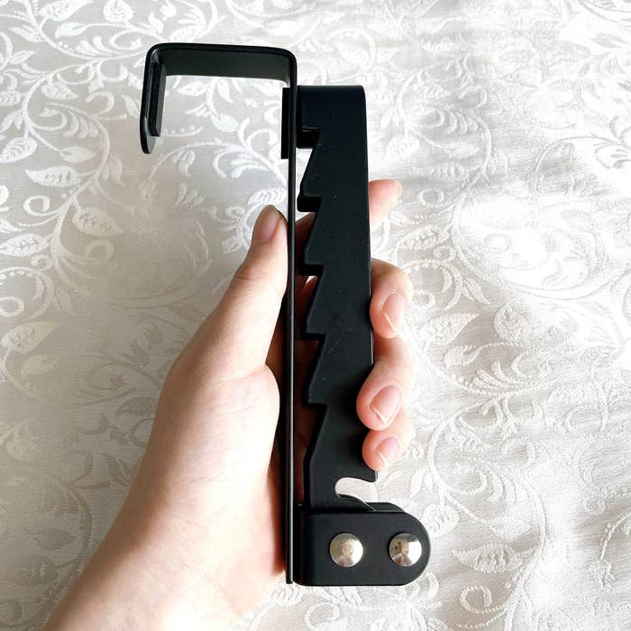 ダイソーのオススメのグッズ「折り畳み式ドアフック(ハンガー掛け)」