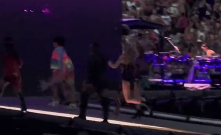 Taylor Swift running onstage