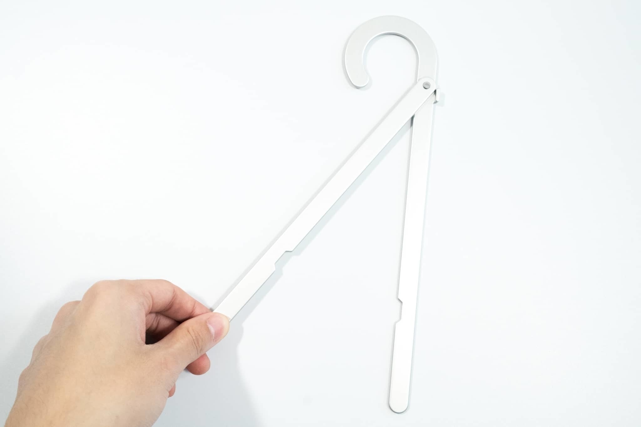 無印良品のオススメのグッズ「携帯用アルミ折りたたみ式ハンガー」