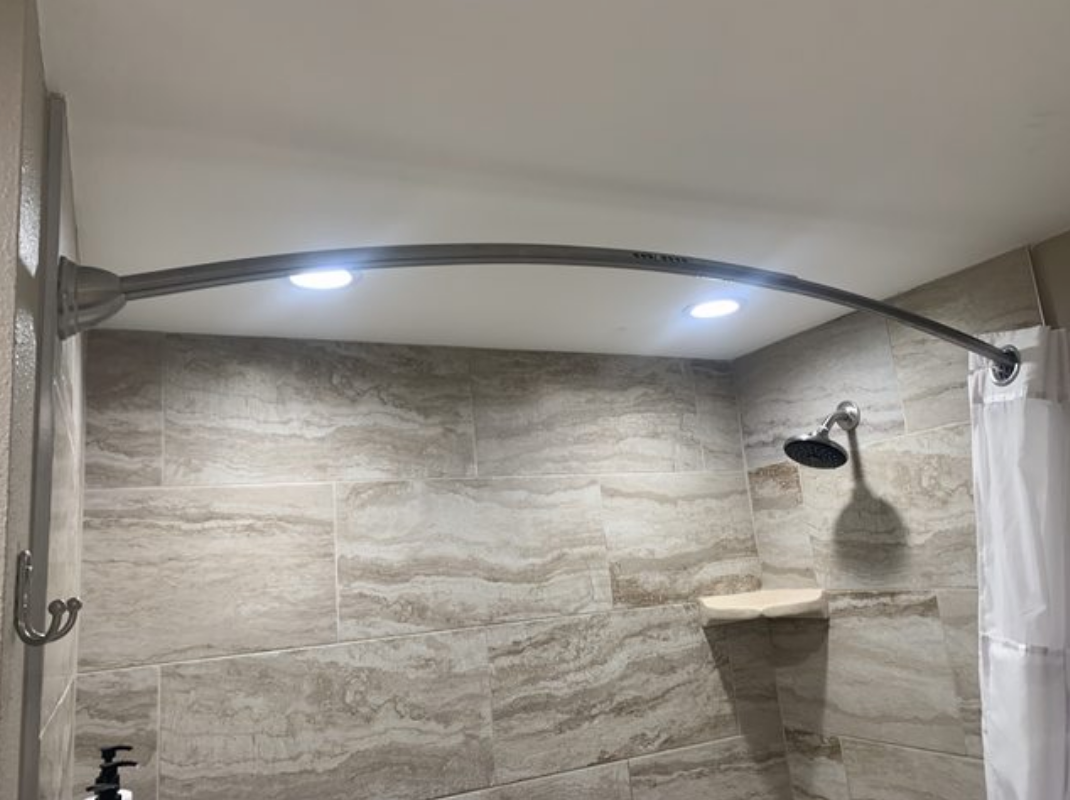 Curved shower rod in bathroom