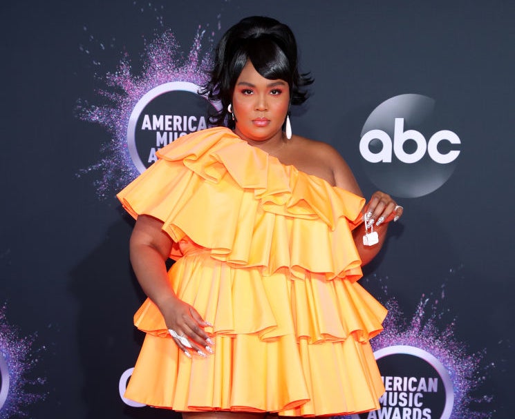 Lizzo holding a comically tiny purse at the 2019 American Music Awards