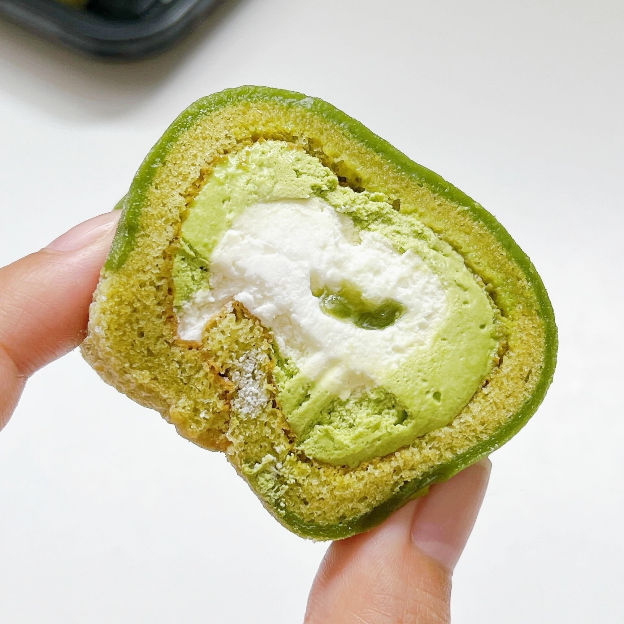 LAWSON(ローソン)のオススメのスイーツ「お抹茶もちもち もち食感ロール(京都府産宇治抹茶使用)」