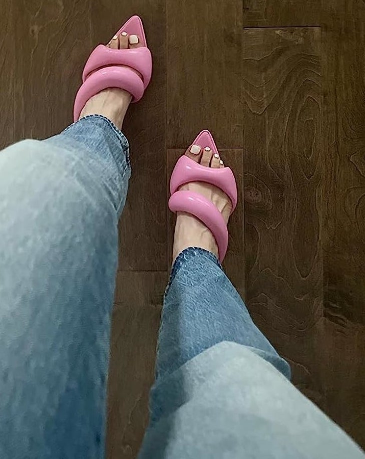 A reviewer wearing pink sandals