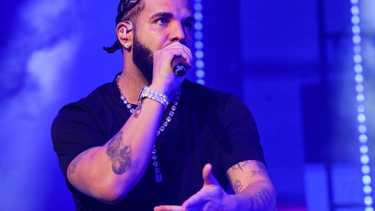 Drake's viral concert moment: the rapper gets covered in bras and