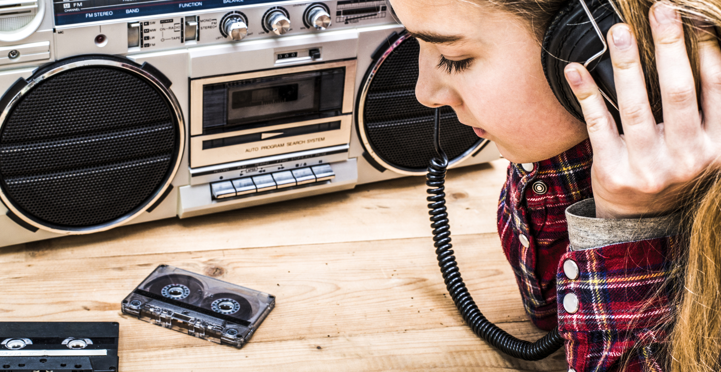 Слушать музыку современные 90. Девушка с кассетным магнитофоном. Магнитофоны кассетные для девочек. Девушка с магнитофоном ретро. Магнитофон на плече.