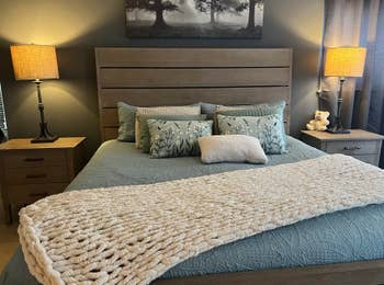 a reviewer with the manus knit propulsion connected their bed