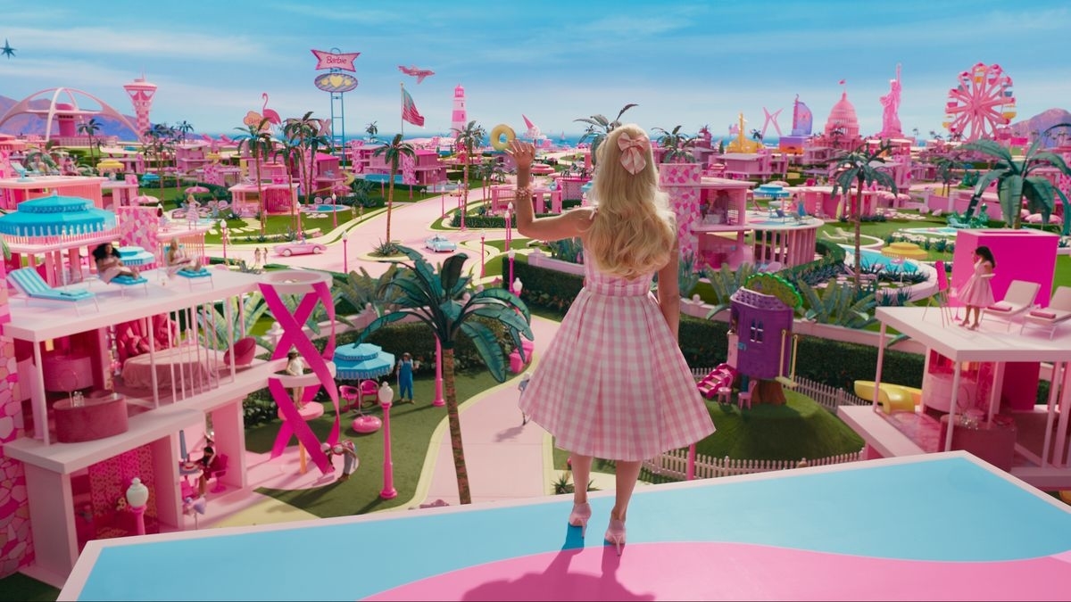 barbie standing on her dreamhouse and waving to barbie land